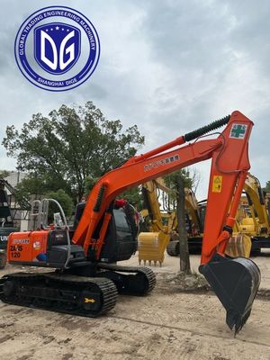 Una excavadora usada de 12 toneladas con buen agarre y tracción.