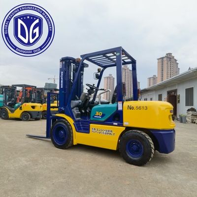 Komatsu 3 toneladas de carretilla elevadora de hormigón altura máxima de excavación 5180 mm radio máximo de excavación 5125 mm para el levantamiento de cargas pesadas y operaciones
