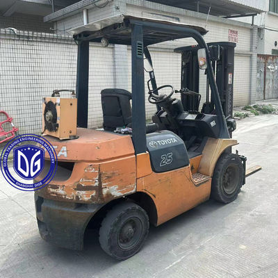 Toyota original 2.5t carretilla elevadora duradera y en buenas condiciones disponible ahora