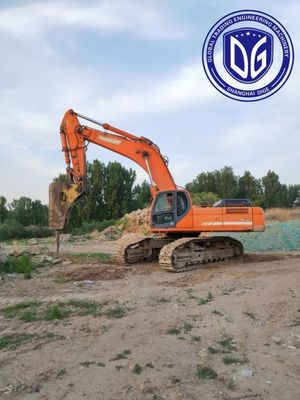 Excavadora usada Doosan DX500LC de 50 toneladas con control preciso sobre la excavación